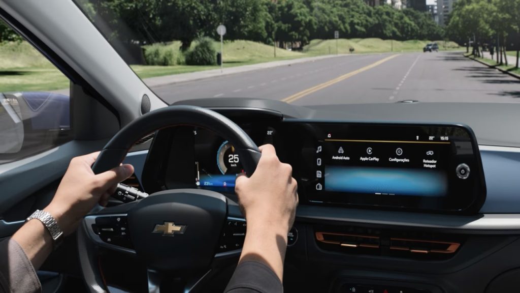 Sedã da Chevrolet surpreende motoristas com consumo baixo e conforto de carro de luxo