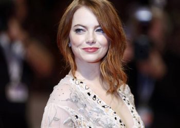 Atriz que ganhou o Oscar por "La La Land" e depois por "Pobres Criaturas", e possui uma fortuna de cerca de US$ 60 milhões