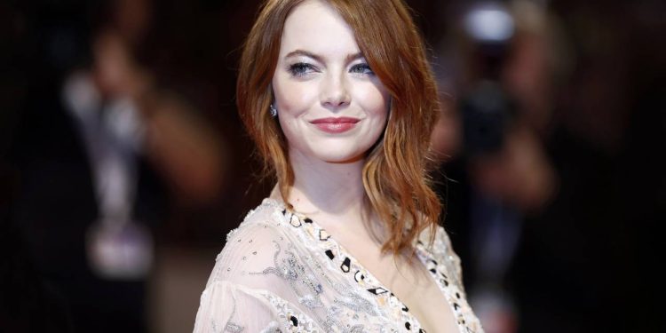 Atriz que ganhou o Oscar por "La La Land" e depois por "Pobres Criaturas", e possui uma fortuna de cerca de US$ 60 milhões