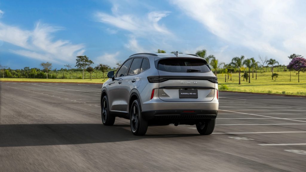 SUV híbrido que rivaliza com modelos premium chega com potência alta e preço acessível no Brasil