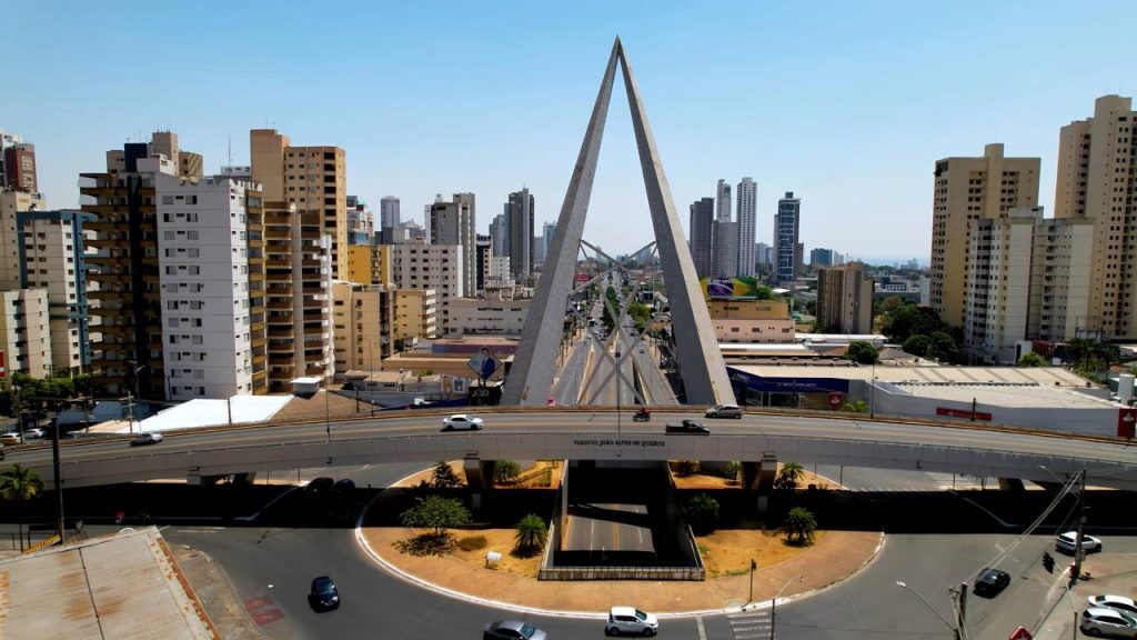 Com seu traçado planejado desde 1933 a Avenida Araguaia virou um dos eixos vitais do centro de Goiânia e marco do urbanismo moderno em Goiás