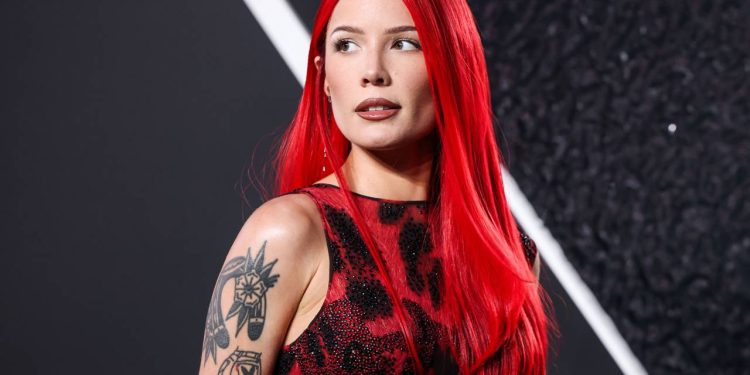 Artista que se tornou um ícone alternativo, recebeu 4 indicações ao Grammy e tem uma fortuna de US$ 30 milhões