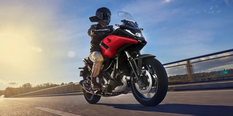 A moto que carrega capacete no lugar do tanque e virou febre no país