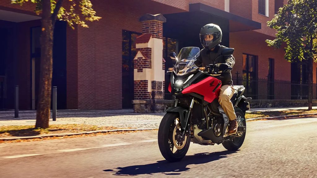A moto que carrega capacete no lugar do tanque e virou febre no país
