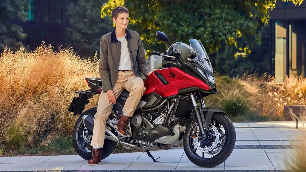 A moto que carrega capacete no lugar do tanque e virou febre no país