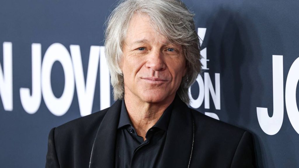 Cantor que é líder da banda Bon Jovi, entrou para o Hall da Fama do Rock and Roll e tem uma fortuna de US$ 450 milhões