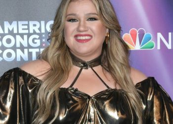Cantora que venceu o primeiro American Idol, ganhou três prêmios Grammy e tem fortuna de US$ 45 milhões