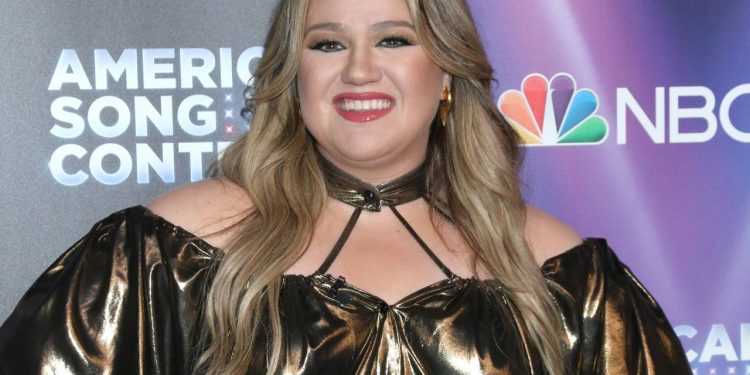 Cantora que venceu o primeiro American Idol, ganhou três prêmios Grammy e tem fortuna de US$ 45 milhões