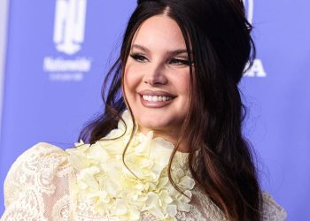 Artista do icônico álbum "Born to Die", recebeu 11 indicações ao Grammy e tem um patrimônio de US$ 40 milhões