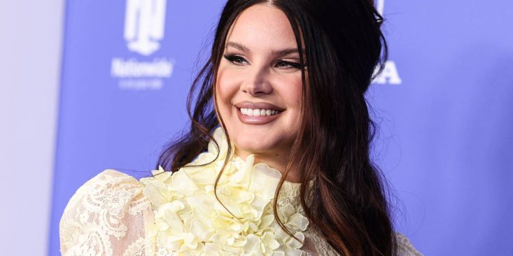 Artista do icônico álbum "Born to Die", recebeu 11 indicações ao Grammy e tem um patrimônio de US$ 40 milhões