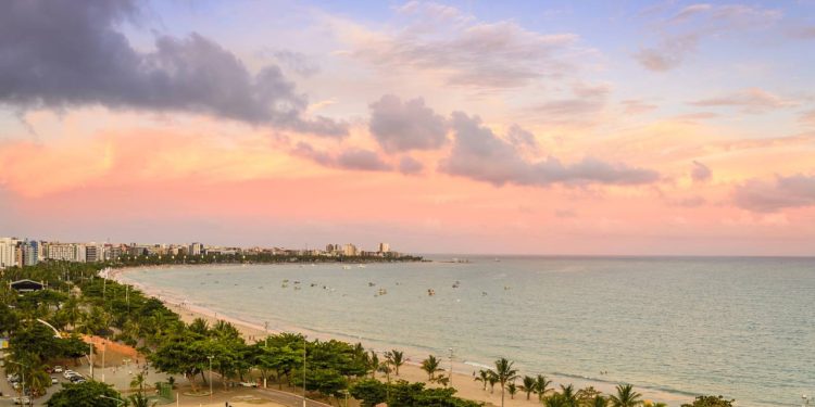 Com sua fundação em 1815 e origem em um antigo engenho de açúcar, a capital de Alagoas tornou-se famosa por ter a orla urbana mais bela do país