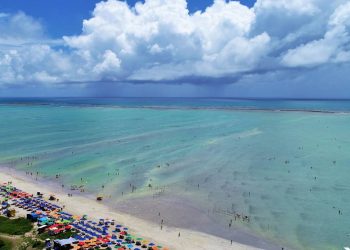 Turistas se encantam com a cidade das famosas Galés, as piscinas naturais mais lindas do Brasil