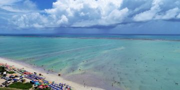Turistas se encantam com a cidade das famosas Galés, as piscinas naturais mais lindas do Brasil