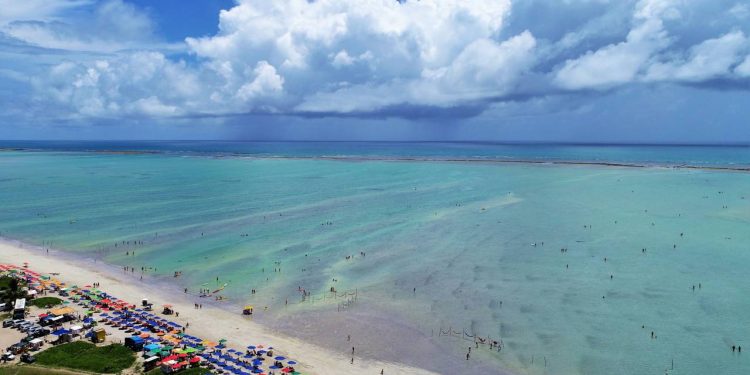 Turistas se encantam com a cidade das famosas Galés, as piscinas naturais mais lindas do Brasil