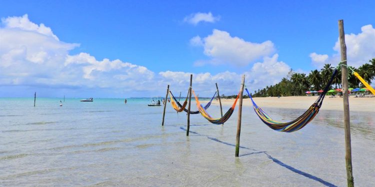Cidade ideal para casais, Maragogi é o Caribe brasileiro com suas galés famosas e barreiras de corais que formam aquários naturais no mar