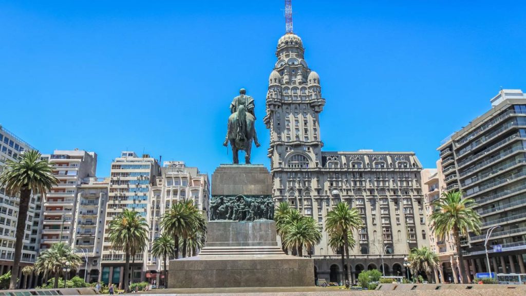 Um destino onde o pôr do sol reflete no rio, o churrasco é uma arte e a história se mistura ao ritmo calmo das ruas antigas