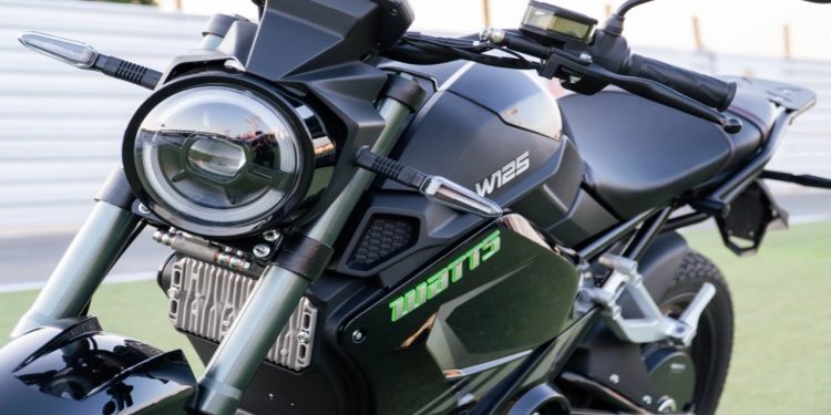 A moto elétrica que promete cortar seus gastos mensais e ainda entrega visual moderno
