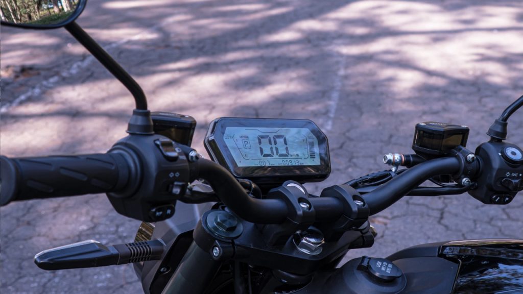 A moto elétrica que promete cortar seus gastos mensais e ainda entrega visual moderno