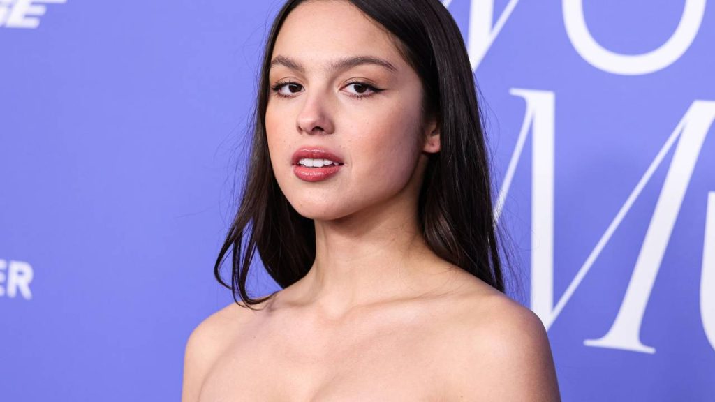 Cantora que explodiu com "drivers license", ganhou 3 Grammys em sua estreia e tem uma fortuna de US$ 16 milhões