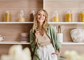 Aprenda a organizar a despensa reutilizando potes de vidro e mantendo tudo visualmente padronizado