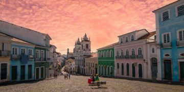Primeira capital do Brasil fundada em 1549, a histórica cidade baiana preserva as raízes e a maior herança cultural afro-brasileira do país