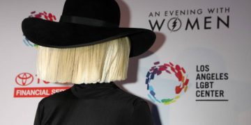 Cantora que escreveu hits para Rihanna e Beyoncé, recebeu 9 indicações ao Grammy e tem uma fortuna de US$ 30 milhões