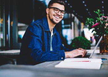 O trabalho que cabe em uma mochila conquista jovens e adultos que buscam dinheiro, autonomia e tempo livre