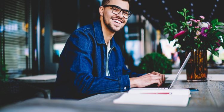 O trabalho que cabe em uma mochila conquista jovens e adultos que buscam dinheiro, autonomia e tempo livre