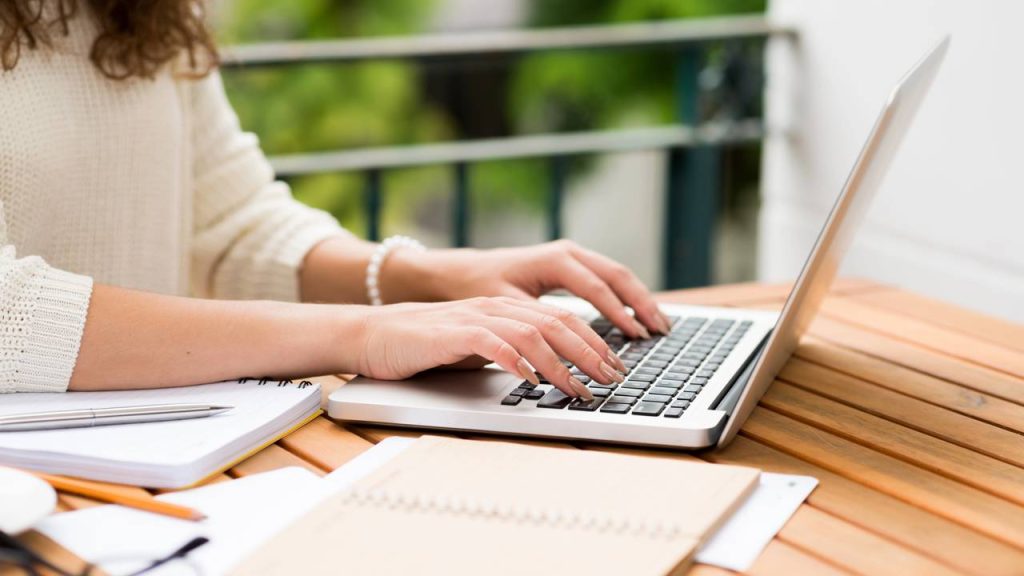 O trabalho que cabe em uma mochila conquista jovens e adultos que buscam dinheiro, autonomia e tempo livre