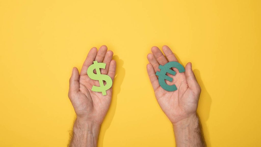 Brasileiros trocam empregos locais por freelas em dólar e descobrem nova rota para renda alta sem sair de casa