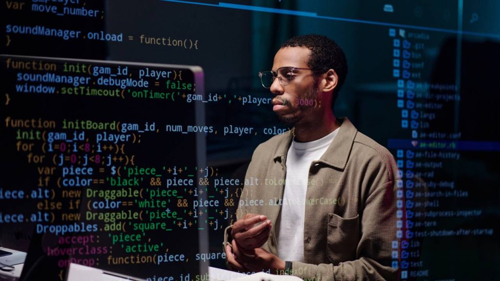 Com explosão do trabalho remoto, empresas disputam desenvolvedores e elevam salários para atrair quem quer trabalhar de casa