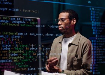 Com explosão do trabalho remoto, empresas disputam desenvolvedores e elevam salários para atrair quem quer trabalhar de casa