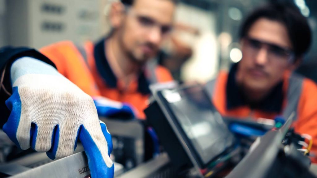 Apagão de profissionais eleva salários e cria corrida pelas profissões técnicas mais bem pagas do Brasil