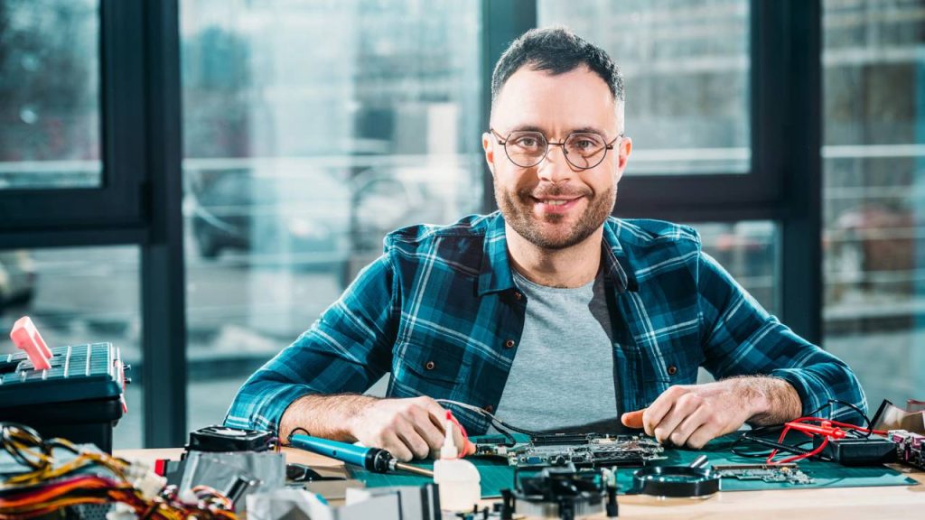 Apagão de profissionais eleva salários e cria corrida pelas profissões técnicas mais bem pagas do Brasil