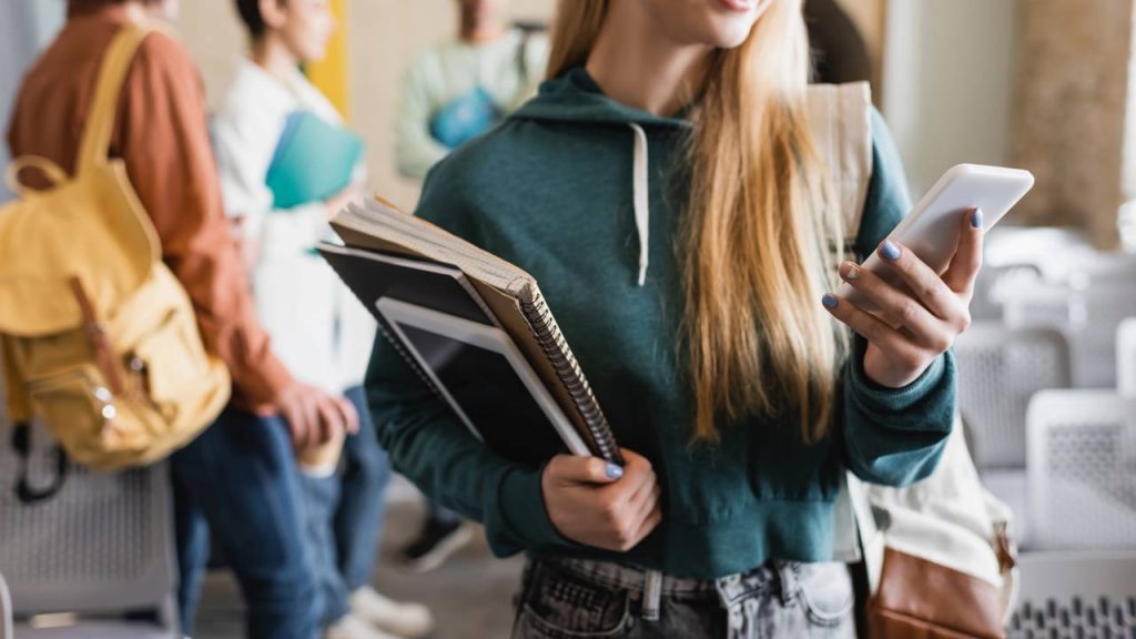 A área de tecnologia que paga até R$ 8 mil sem pedir nenhuma graduação