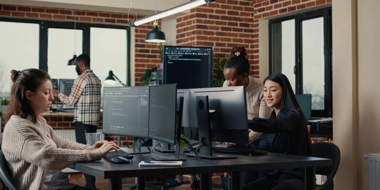 Profissão escondida no mercado digital faz brasileiros dobrarem a renda em poucos meses