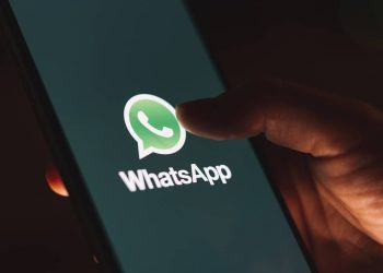 Idosos com dívidas são o alvo do golpe da renegociação que usa a logo de bancos no WhatsApp