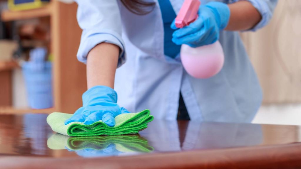 O spray de álcool e amaciante que substitui aromatizantes caros e funciona mesmo