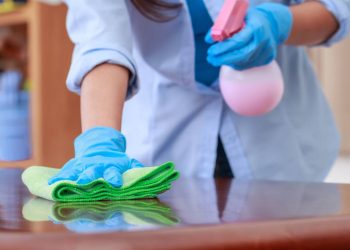 Veja a receita prática que multiplica sua economia na limpeza da casa