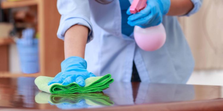 Veja a receita prática que multiplica sua economia na limpeza da casa