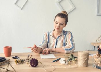 Essa ideia barata com papelão está deixando as mesas mais organizadas e estilosas