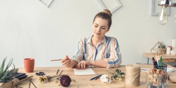 Essa ideia barata com papelão está deixando as mesas mais organizadas e estilosas