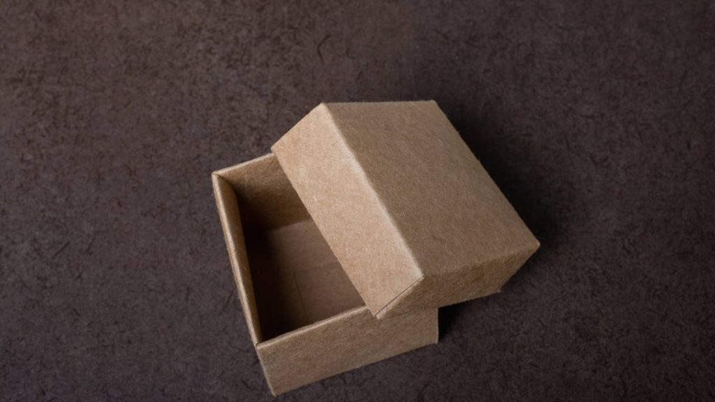 Essa ideia barata com papelão está deixando as mesas mais organizadas e estilosas