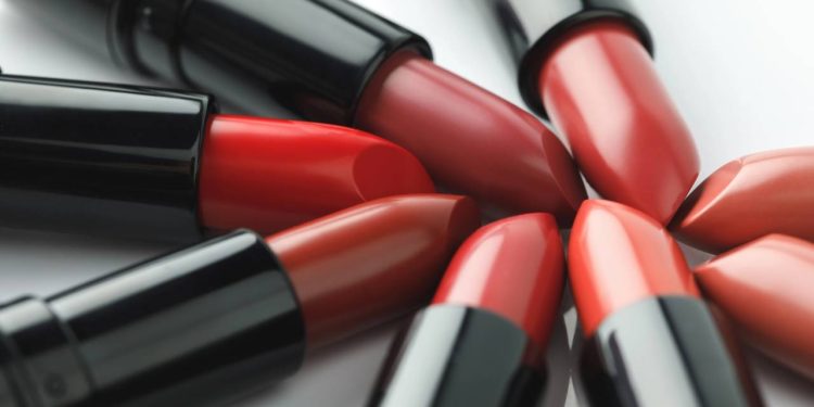 Esses 3 batons custam menos de R$ 23, ficam o dia todo e não saem nem com água!