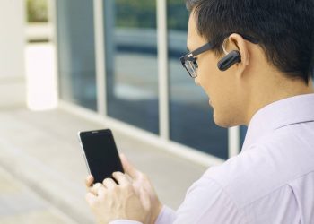Os fones Bluetooth baratos que entregam boa música e microfone funcional no uso diário
