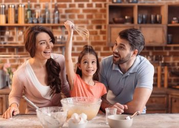 Bolo caseiro de apenas três ingredientes salva o café da tarde e gera grande economia