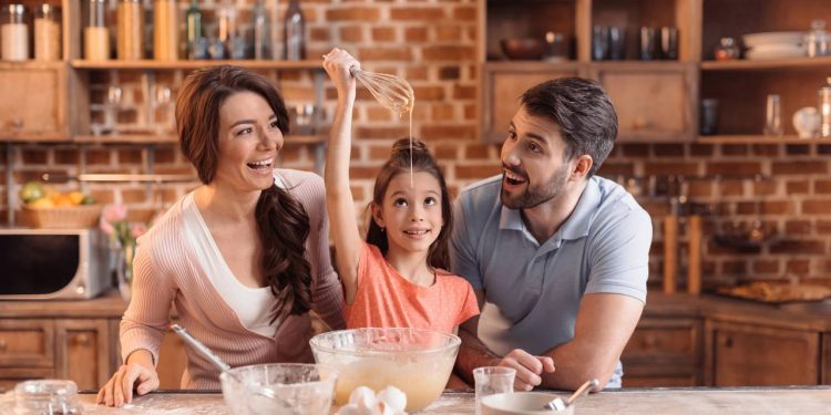 Bolo caseiro de apenas três ingredientes salva o café da tarde e gera grande economia