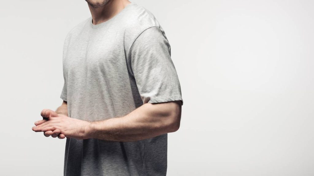 Com menos de cem reais você compra essa camisa que não amassa e nem desbota