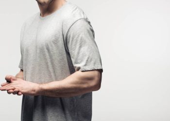 Com menos de cem reais você compra essa camisa que não amassa e nem desbota