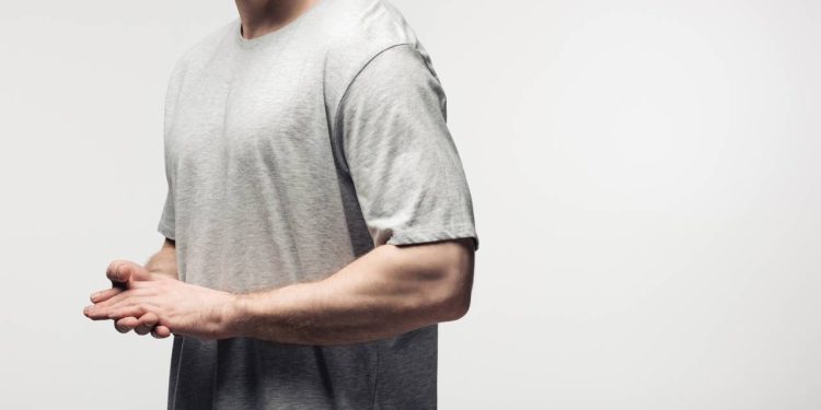 Com menos de cem reais você compra essa camisa que não amassa e nem desbota